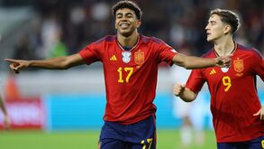 Lamine Yamal responde a críticas de Van der Vaart e celebra golo... com calções em baixo