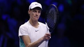 Sinner histórico segue com Djokovic para as meias-finais das ATP Finals