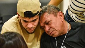 Família de Luis Díaz deixa a Colômbia e ruma a Liverpool