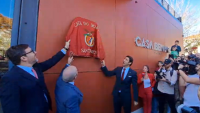 Rui Costa inaugura Casa do Benfica Santarém 2.0: «A ver se não cai a placa a puxarmos isto!»