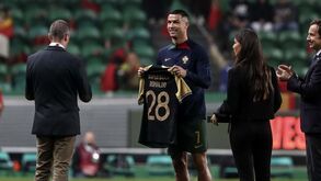 Cristiano Ronaldo acarinhado no regresso a casa