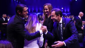 O cumprimento caloroso entre Rui Costa e Frederico Varandas na gala Quinas de Ouro