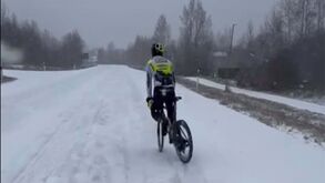 O treino viral de ciclista estónio: é isto que acontece quando se treina na neve