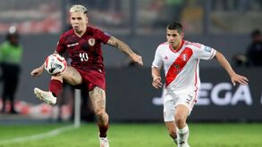 Ex-FC Porto tentou dar camisola a adeptos e acabou agredido pela polícia peruana