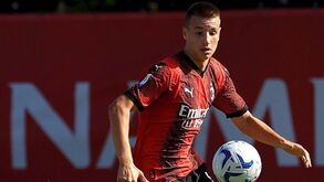 Jovem de 15 anos beneficia da ausência de Rafael Leão e pode fazer história na Serie A