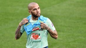 Dani Alves em apuros: Ministério Público espanhol pede nove anos de prisão para o brasileiro