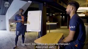 É de chorar a rir: professor Danilo ensina francês a Gonçalo Ramos