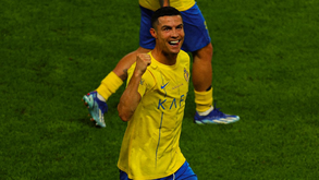 Cristiano Ronaldo bisa e guia Al Nassr à vitória sobre o Al Akhdoud