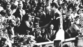 Novo disco de Slow J retrata Amália e Eusébio nas bancadas do antigo Estádio da Luz