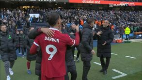Darwin e Guardiola 'pegados' no final do Man. City-Liverpool