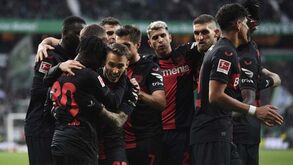 Grimaldo volta a marcar e Bayer Leverkusen segue na liderança da Bundesliga