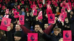 «Corruptos»: adeptos do Everton contestam perda de 10 pontos e visam Premier League