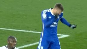 Deve ter doído: Jamie Vardy dá murro em si mesmo depois de falhar golo feito