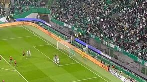 Coates marcou em jogo histórico e banco do Sporting aplaudiu-o de pé