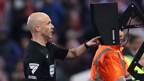 Faltas, cantos, segundos cartões amarelos...: IFAB estuda ampliar influência do VAR