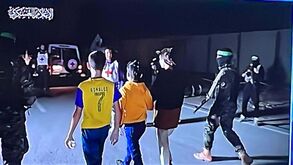 O momento em que o fã de Cristiano Ronaldo abraça a mãe após ser libertado pelo Hamas