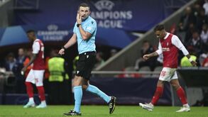 Árbitro inglês Michael Oliver no Atalanta-Sporting