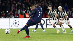 Penálti contra o Newcastle no jogo com o PSG gera revolta em Inglaterra: «Que monte de merda!»