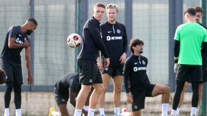 As imagens do treino do Sporting: Rúben Amorim de rosto fechado e Esgaio com proteção no joelho direito