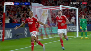 João Mário a viver noite de sonho: médio fez assim o hat trick diante do Inter Milão