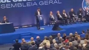 Presidente da MAG adverte sócio que interrompe Villas-Boas durante a AG do FC Porto e é aplaudido