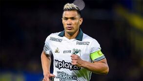 Teo Gutiérrez suspenso por 4 jogos por dar duas palmadas no rabo a funcionária de clube rival