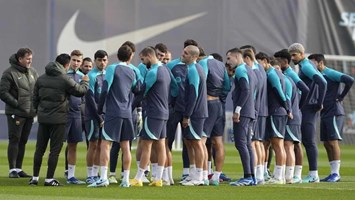 Seleção feminina realiza último treino antes de jogo com a Espanha