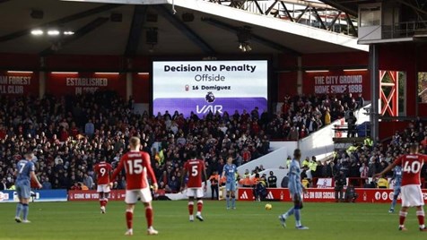 Futebol: Arsenal continua na liderança na Premier League