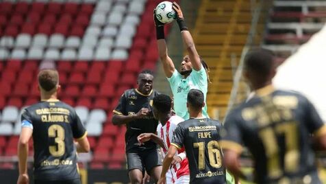 Ele arrasa na seleção, mas não consegue jogar bem no Corinthians