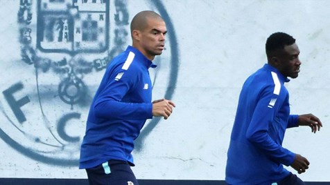 Pepe e Zaidu treinam com o plantel e são opções para o jogo com os Culés 