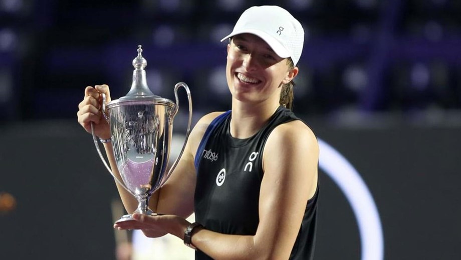 Iga Swiatek conquista WTA Finals e termina ano como número um mundial