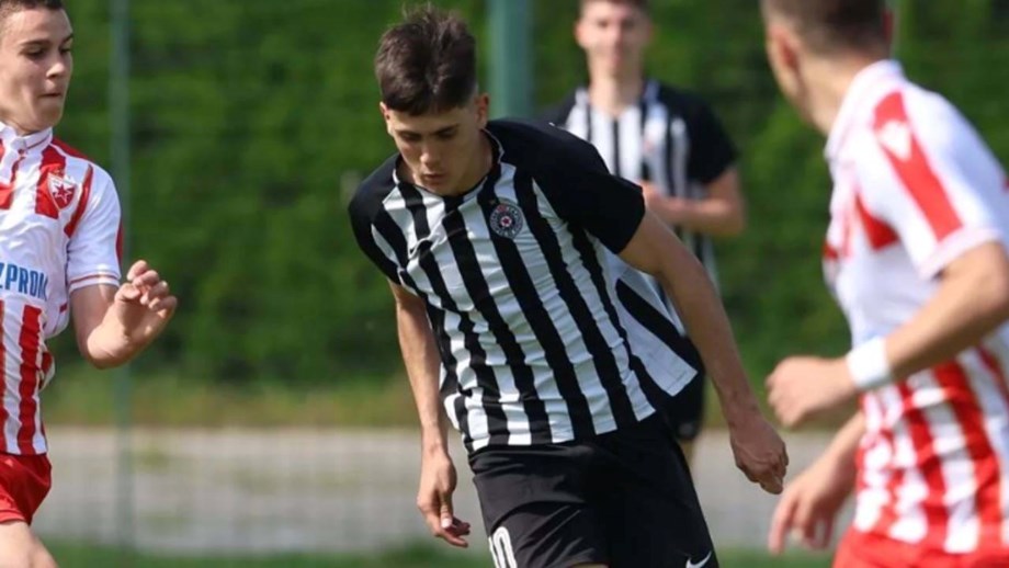 Milan entra na corrida por médio sérvio: tem 17 anos e deslumbra os olheiros de meia Europa