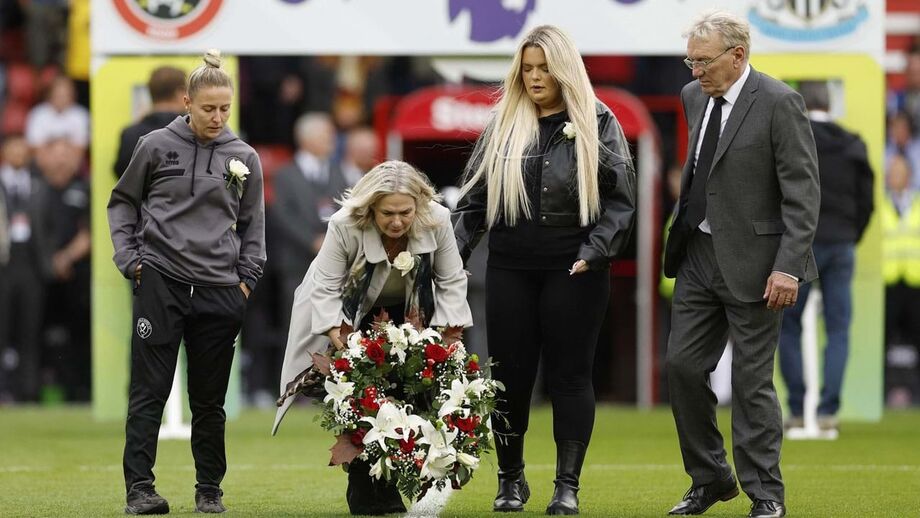 Mãe de vice-capitã do Sheffield chora morte da filha e atira: «Têm de comportar-se como atletas masculinos...»