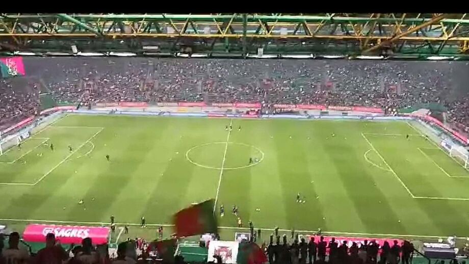 Capitão da seleção portuguesa recebeu a camisola CR7 com o lettering da camisola que usou no primeiro jogo