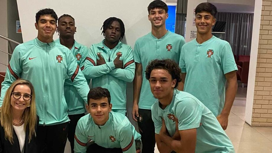 Aida Ramos com Denilson Santos, João Simões, Eduardo Felicíssimo, Miguel Gouveia, Geovany Quenda, Gabriel Silva e Rafael Mota