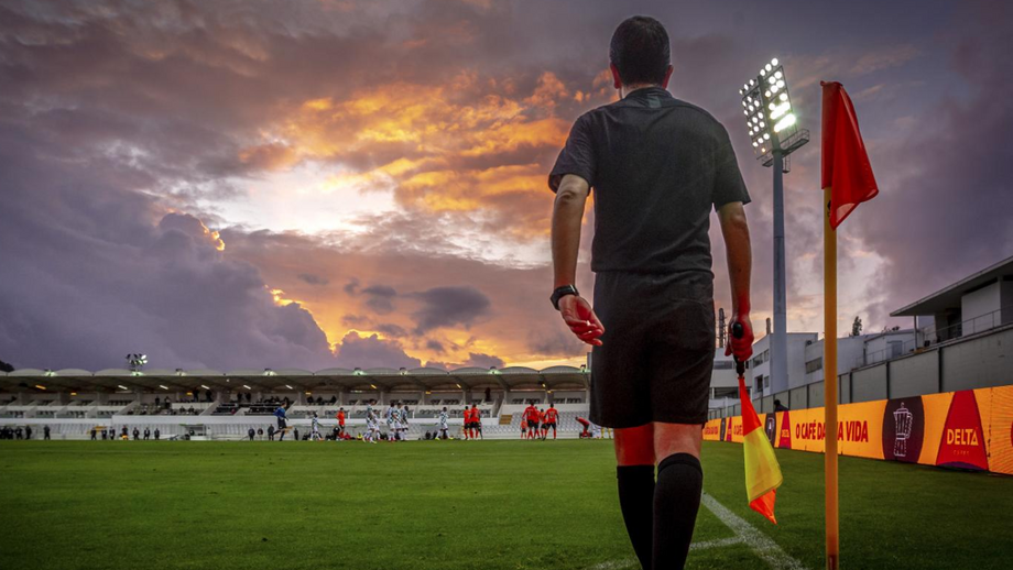 Liga da verdade: empurrão por assinalar
