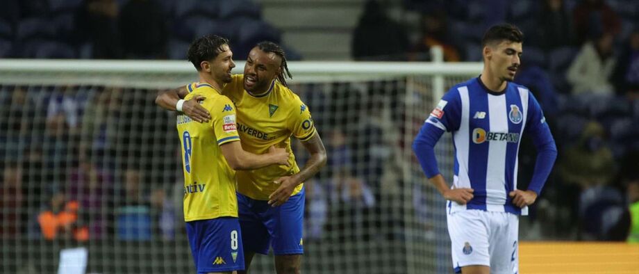 A crónica do FC Porto-Estoril, 0-1: furacão Holsgrove não foi anunciado