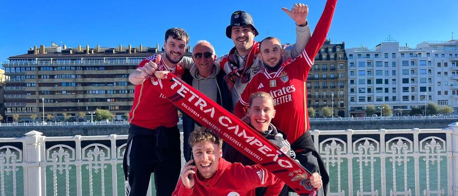 Benfiquistas fazem a festa em San Sebastián… e são interrompidos: «O meu nome é Eusébio!»
