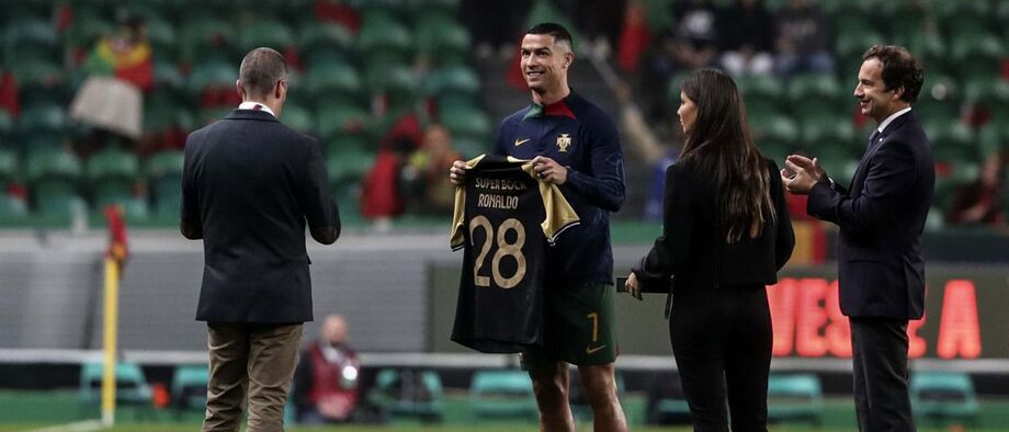 Cristiano Ronaldo acarinhado no regresso a casa