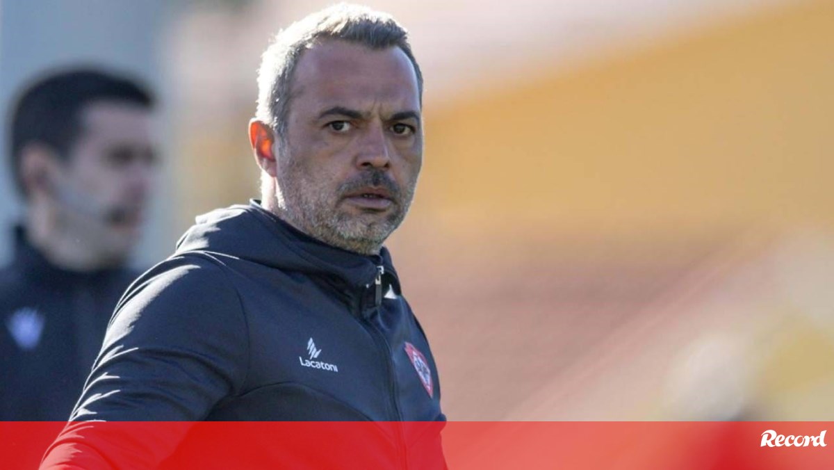 UD Oliveirense oficializa saída de Fábio Pereira