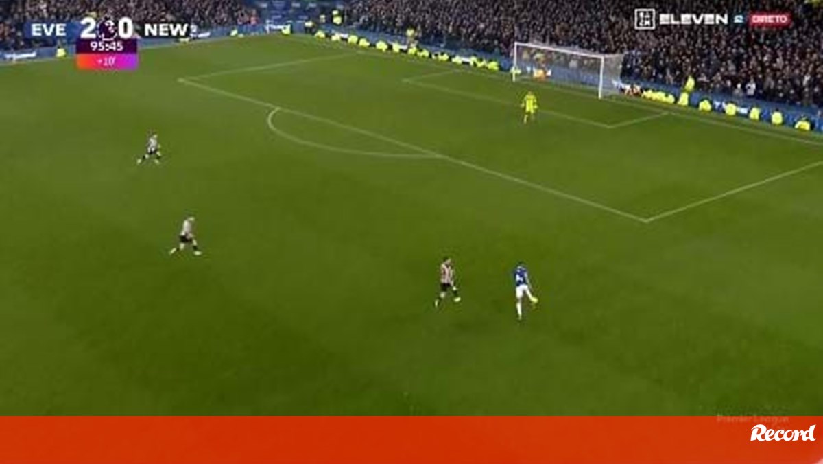 Beto estreou-se a marcar na Premier League e em grande estilo: o golo ao Newcastle após esta arrancada