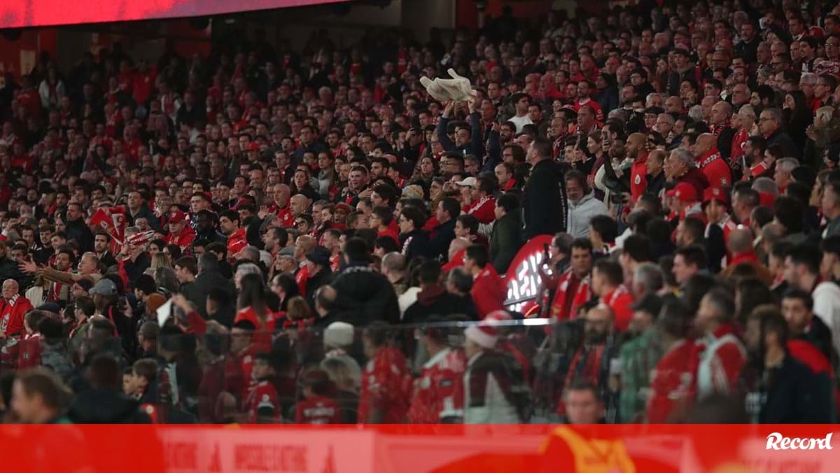 Adeptos do Benfica tentaram invadir parque de estacionamento dos jogadores na Luz