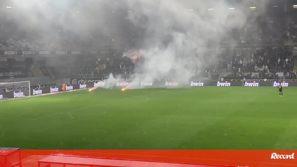 O momento em que o V. Guimarães-Sporting foi interrompido devido ao arremesso de tochas para o relvado