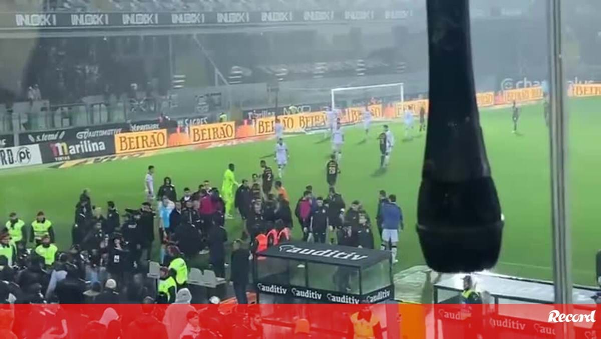 Enorme confusão entre os bancos de V. Guimarães e Sporting nos descontos