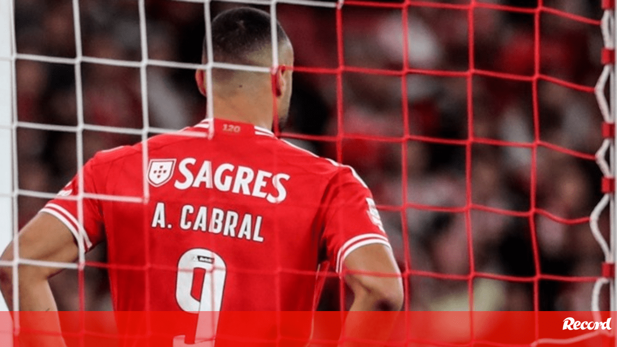 Arthur Cabral pede desculpas aos adeptos do Benfica