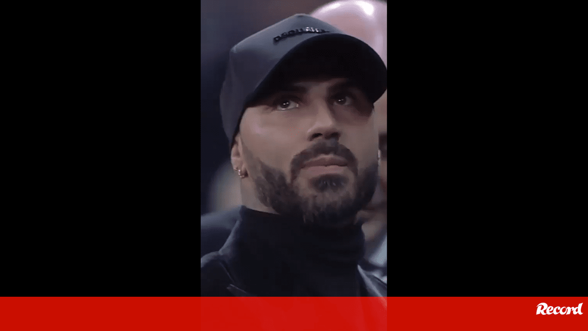 Quaresma vai às lágrimas com homenagem arrepiante do Besiktas