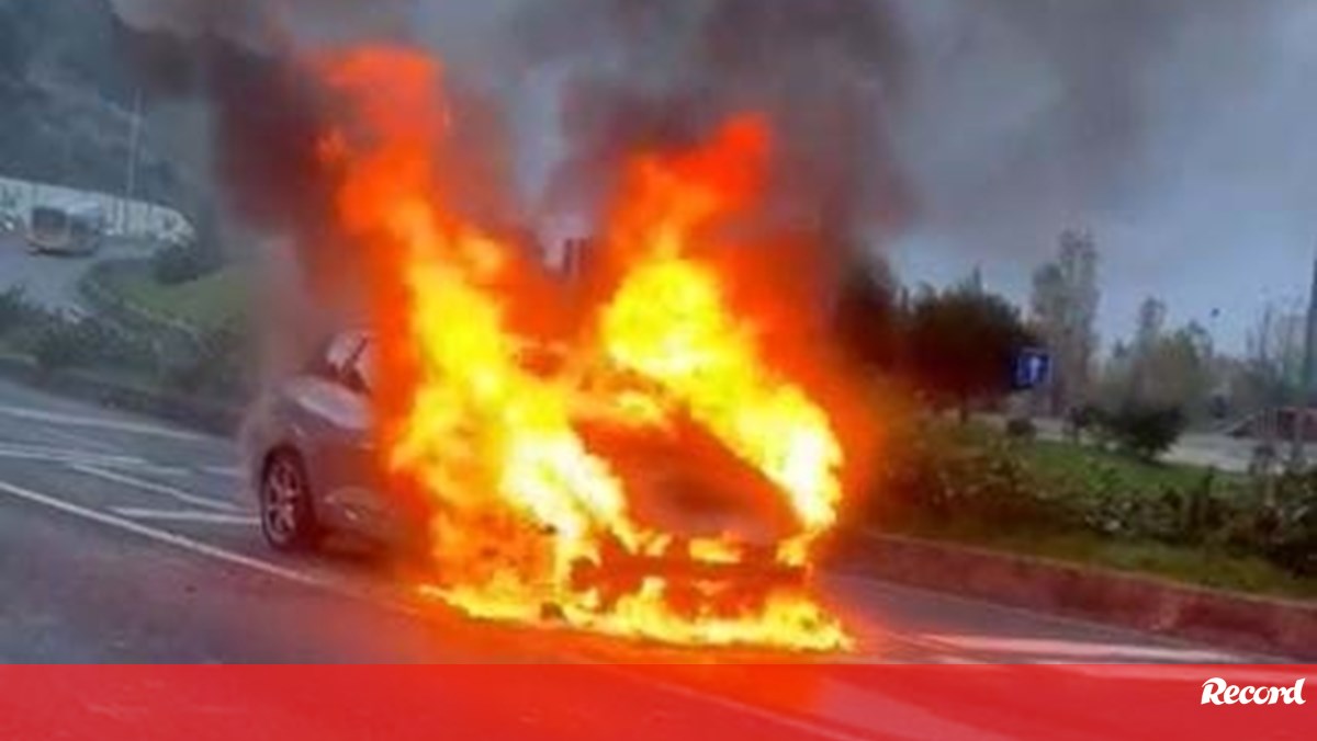 Carro consumido por chamas em avenida de Lisboa