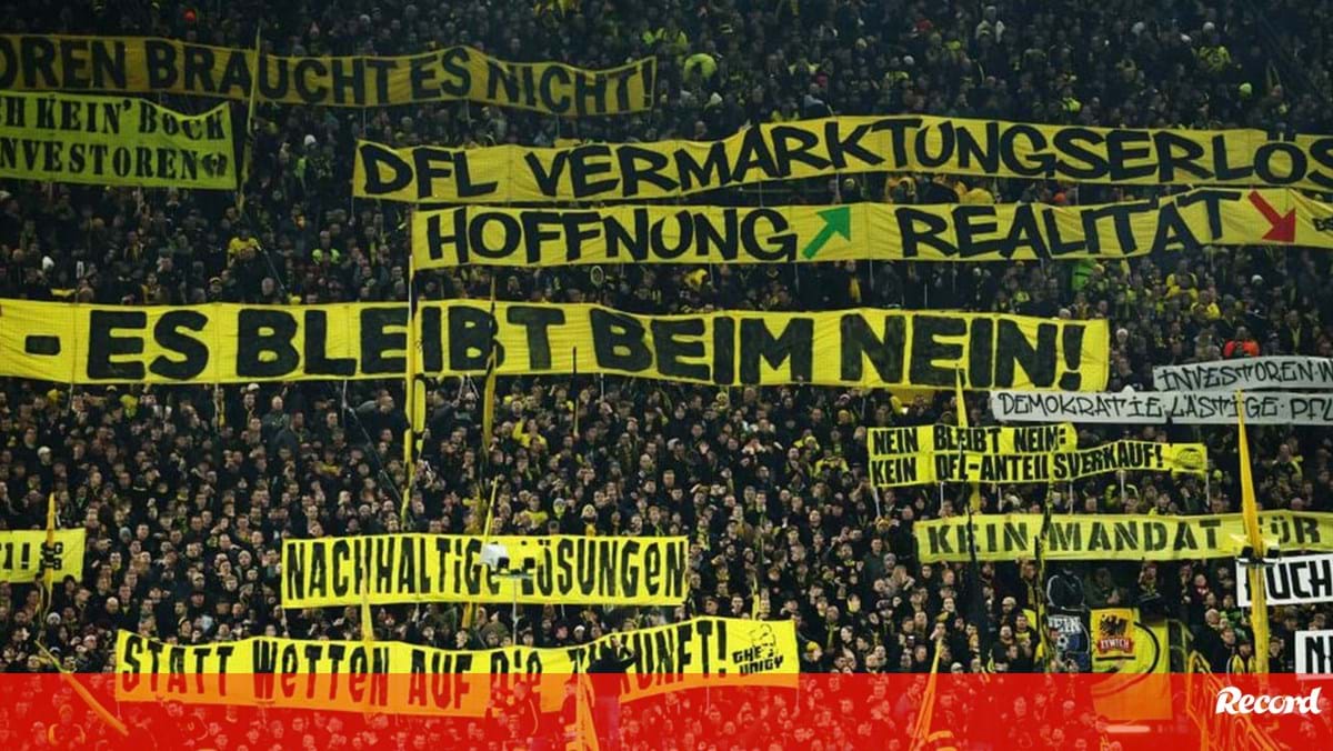 Deutschland – Deutsche Fans beobachten 12 Schweigeminuten gegen Deutschland
