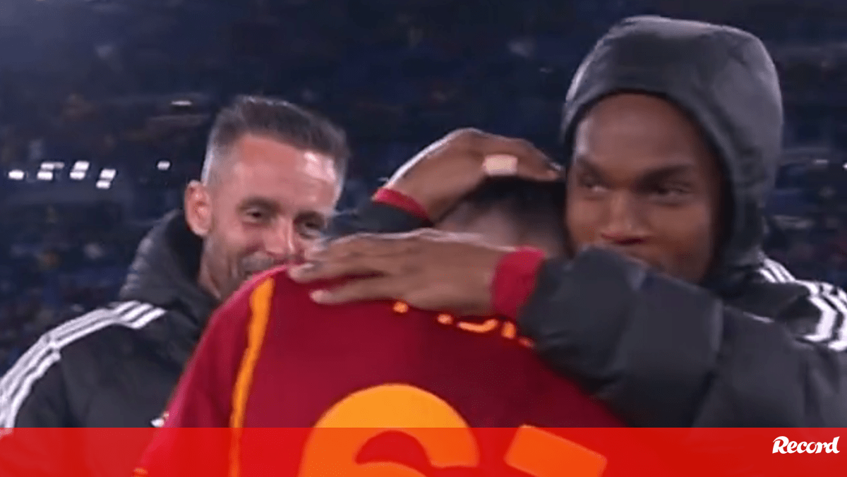Da 'palmadinha' de Mourinho ao abraço de Renato: as imagens da emoção de Pisilli após o 1.º golo pela Roma