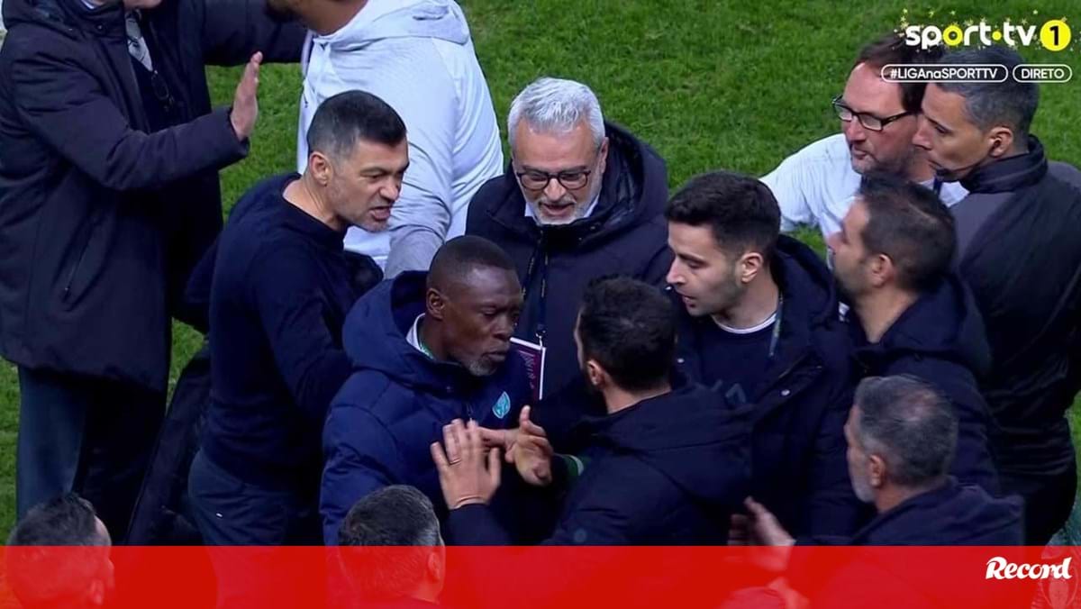 Sérgio Conceição e Hugo Viana 'pegados' após o clássico: treinador e dirigente tiveram de ser separados